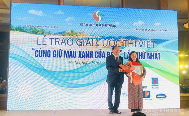 Trao giải cuộc thi viết “Cùng giữ màu xanh của biển”