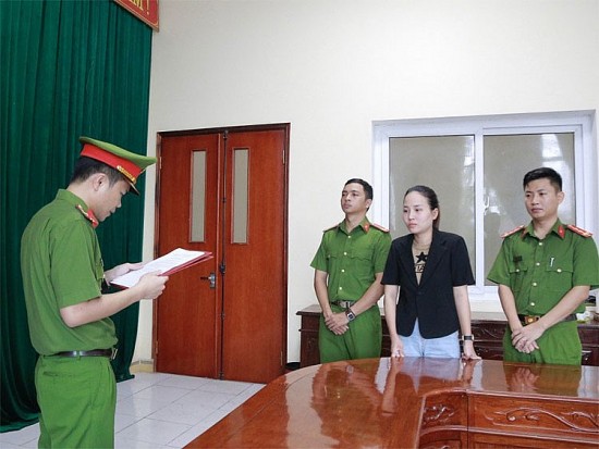 ha tinh bat nu quai lua dao gan 42 ty dong de choi ca cuoc tren mang