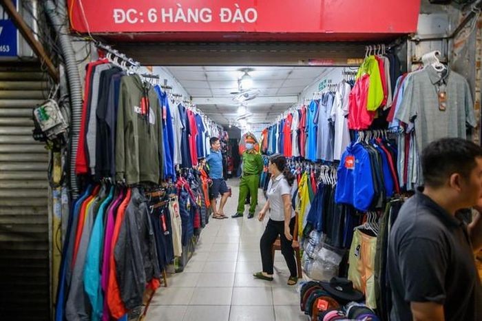 Thu giữ hàng trăm túi xách, giầy thể thao 'hàng hiệu' giá chưa đến 200.000 đồng tại chợ đêm phố cổ