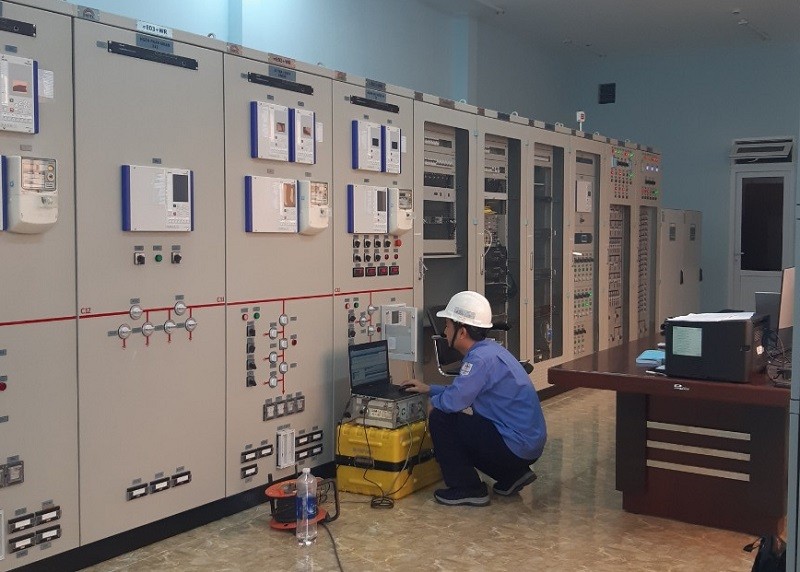 Nhân viên đơn vị công tác kiểm tra chức năng F90 Trạm 110kV Buôn Hồ