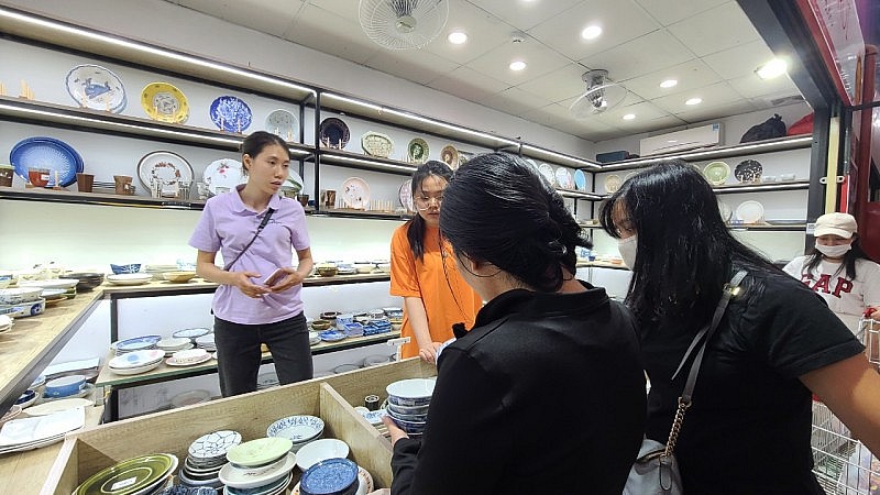 Gốm sứ Nhật Bản:  Hút khách bởi hàng 