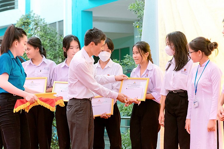 PVCFC quyết tâm đưa chương trình học bổng lớn mạnh không ngừng và phát huy giá trị nhân văn tốt đẹp.jpg