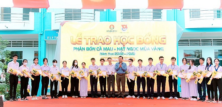 Quỹ học bổng Hạt ngọc Mùa vàng của Phân bón Cà Mau đã trở nên thân thuộc với mỗi học sinh sinh viên.jpg