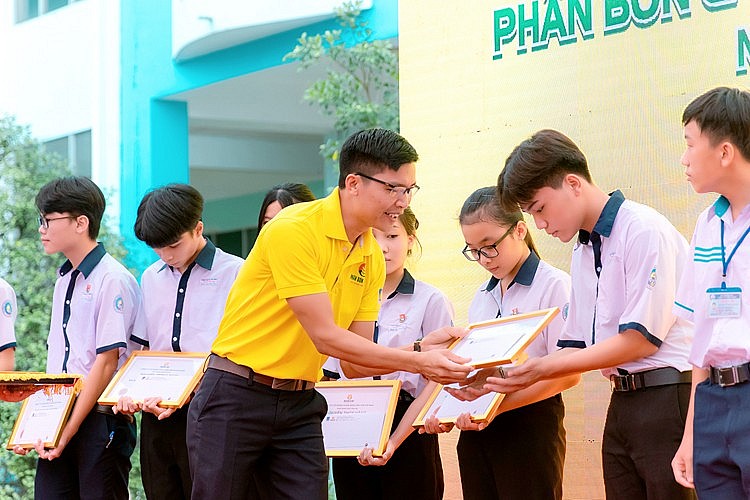 Trên hành trình hoạt động ngoài thành công kinh doanh, Phân bón Cà Mau ngày càng tô đậm được hình ảnh về một thương hiệu trách nhiệm với công tác cộng đồng.jpg