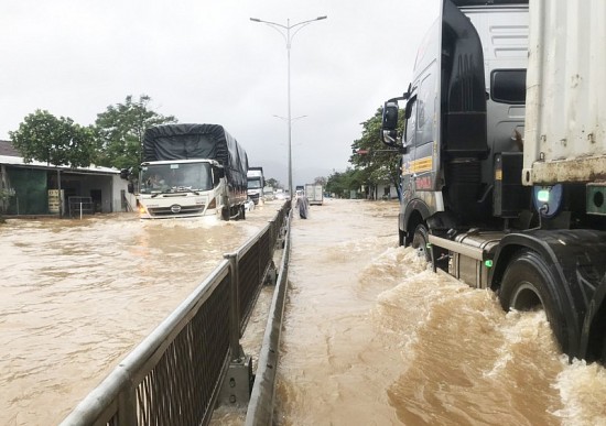 Thừa Thiên Huế: Mưa lớn cục bộ giao thông chia cắt, một người mất tích