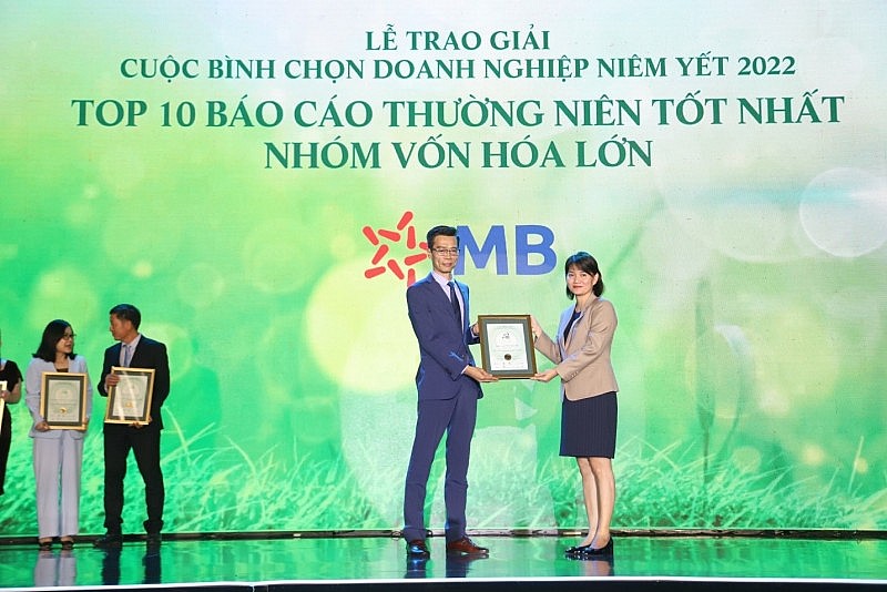 TS. Đàm Nhân Đức, Giám đốc Nghiên cứu Phát triển Ngân hàng MB nhận giải thưởng TOP 10 Báo cáo thường niên 2022, hạng mục Large Cap