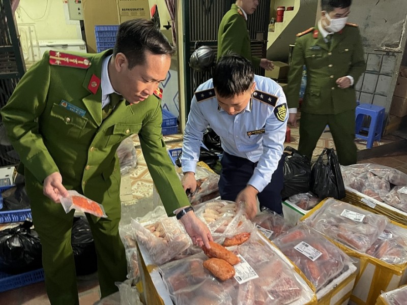 QLTT Hà Nội phối hợp phát hiện trên 01 tấn ức vịt và cánh gà đông lạnh không rõ nguồn gốc