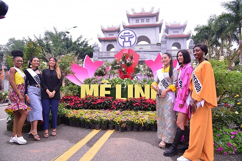 Hà Nội: Thí sinh Miss Tourism World 2022 khoe sắc tại Lễ hội hoa Mê Linh