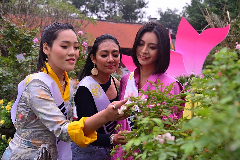 Hà Nội: Thí sinh Miss Tourism World 2022 khoe sắc tại Lễ hội hoa Mê Linh