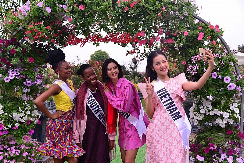 Hà Nội: Thí sinh Miss Tourism World 2022 khoe sắc tại Lễ hội hoa Mê Linh