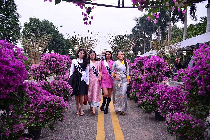 Hà Nội: Thí sinh Miss Tourism World 2022 khoe sắc tại Lễ hội hoa Mê Linh