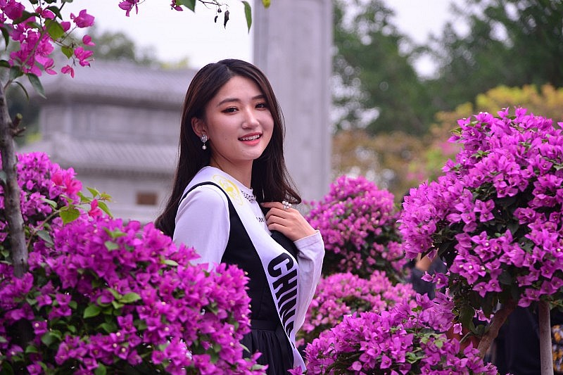 Hà Nội: Thí sinh Miss Tourism World 2022 khoe sắc tại Lễ hội hoa Mê Linh