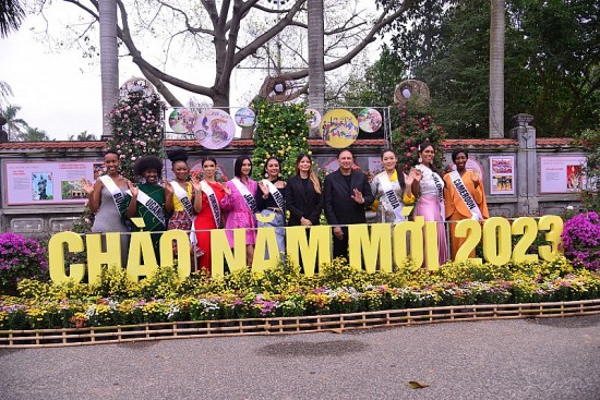 Hà Nội: Thí sinh Miss Tourism World 2022 khoe sắc tại Lễ hội hoa Mê Linh