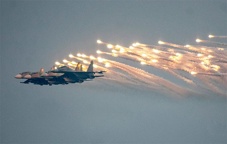 Tiêm kích Su-30MK2 trình diễn ấn tượng mở màn Triển lãm Quốc phòng quốc tế Việt Nam 2022