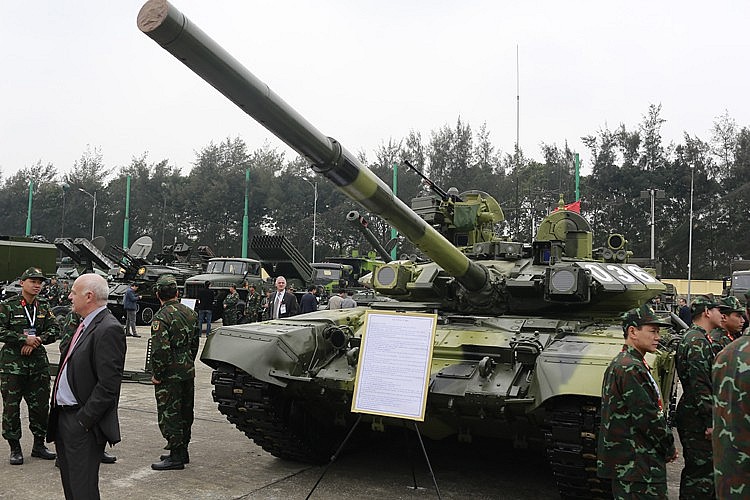 Một trong những tiêu điểm của triển lãm chính là mẫu xe tăng T-90S và bản T-90SK (xe chỉ huy) trưng bày tại không gian ngoài trời tại triển lãm.