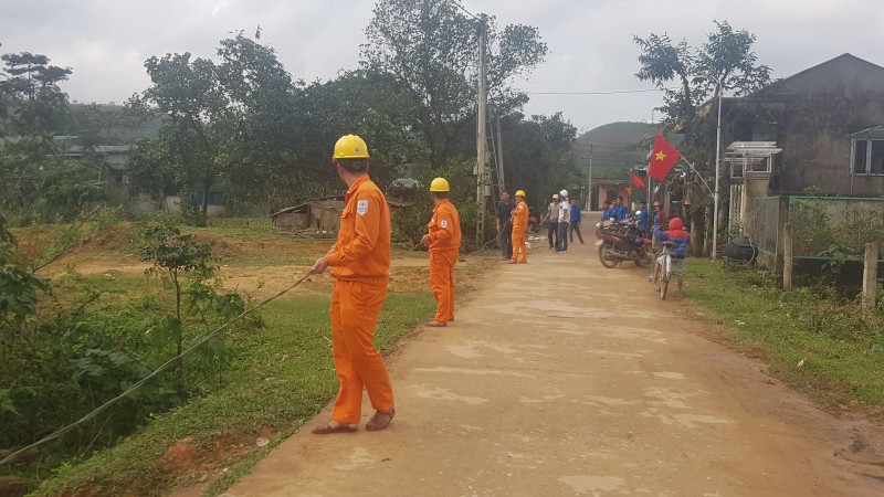EVNCPC tăng cường công tác quản lý kỹ thuật, kiểm tra bảo dưỡng lưới điện, sẵn sàng xử lý sự cố; tập trung cao đảm bảo cung cấp điện an toàn, ổn định, liên tục phục vụ khách hàng…