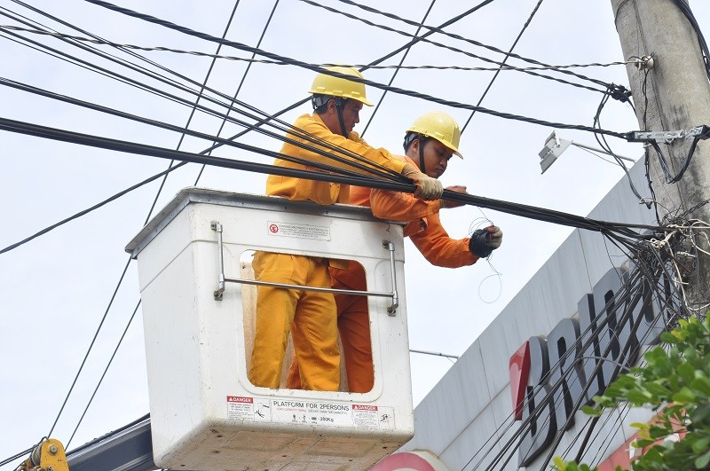 Công nhân Điện lực Bắc Buôn Ma Thuột phối hợp chỉnh trang các tuyến cáp trên các tuyến đường trung tâm của thành phố