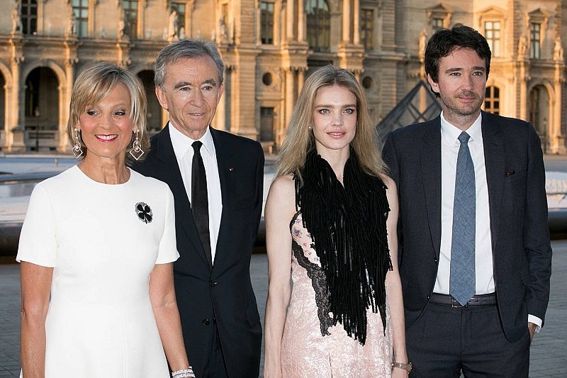 Từ trái qua: Helene Mercier Arnault, Bernard Arnault và 2 người con: Natalia Vodianova và Antoine Arnault (ảnh: Getty Images)