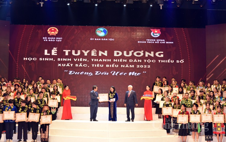 Lễ tuyên dương 142 học sinh, sinh viên, thanh niên dân tộc thiểu số xuất sắc, tiêu biểu năm 2022