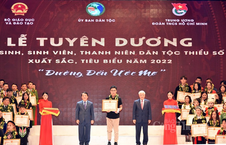 Lễ tuyên dương 142 học sinh, sinh viên, thanh niên dân tộc thiểu số xuất sắc, tiêu biểu năm 2022