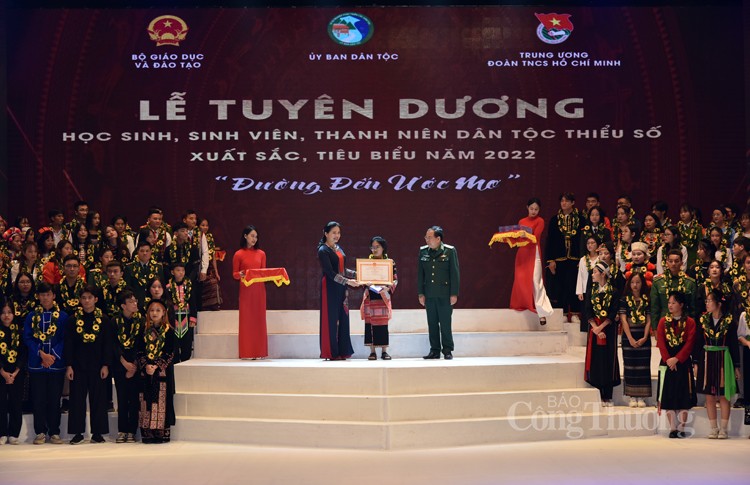 Lễ tuyên dương 142 học sinh, sinh viên, thanh niên dân tộc thiểu số xuất sắc, tiêu biểu năm 2022