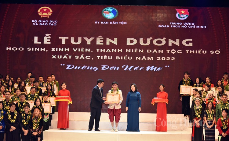 Lễ tuyên dương 142 học sinh, sinh viên, thanh niên dân tộc thiểu số xuất sắc, tiêu biểu năm 2022