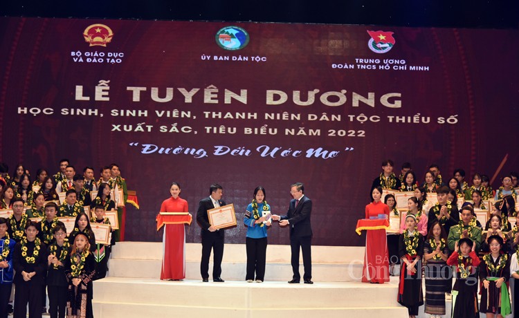 Lễ tuyên dương 142 học sinh, sinh viên, thanh niên dân tộc thiểu số xuất sắc, tiêu biểu năm 2022