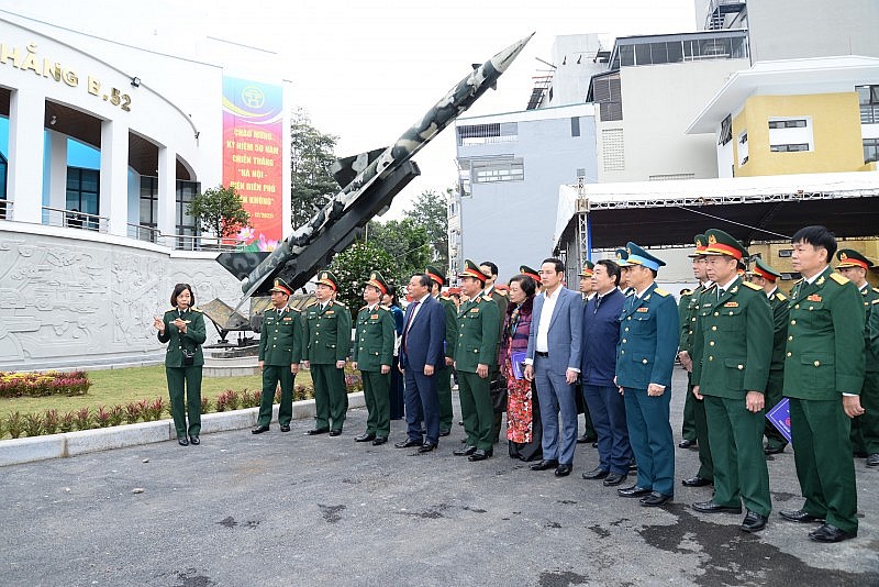 Các đại biểu nghe giới thiệu về Bảo tàng