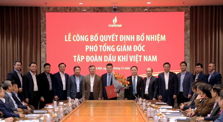 Petrovietnam công bố và trao quyết định Phó Tổng giám đốc Tập đoàn