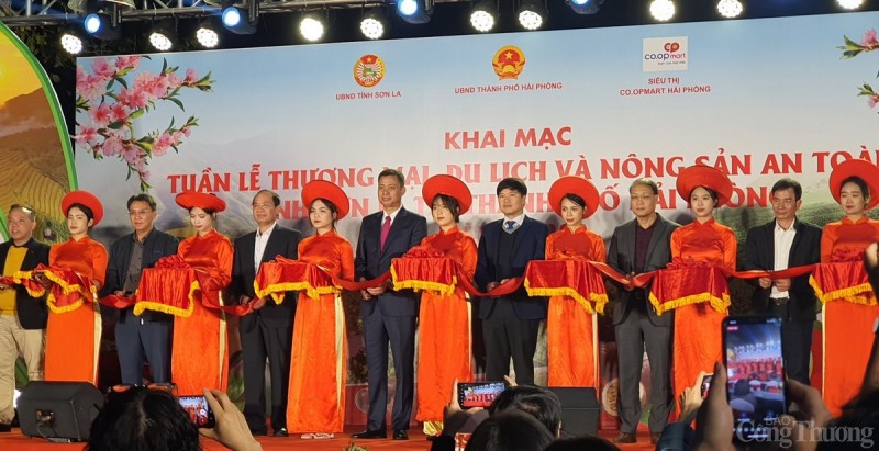 Các đại biểu cắt băng khai mạc Tuần lễ thương mại Các đại biểu cắt băng khai mạc Tuần lễ thương mại