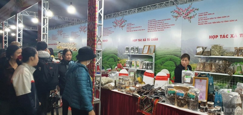 Mặc dù thời tiết khá lạnh nhưng rất đông người dân TP.Hải Phòng đến tham quan mua sắm Mặc dù thời tiết khá lạnh nhưng rất đông người dân TP.Hải Phòng đến tham quan mua sắm