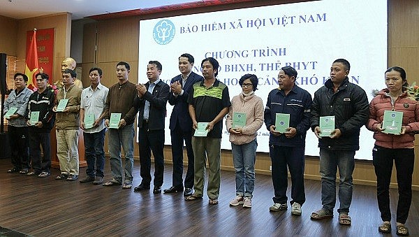 Tiếp nối chuỗi hoạt động tặng sổ bảo hiểm xã hội, thẻ bảo hiểm y tế cho người khó khăn