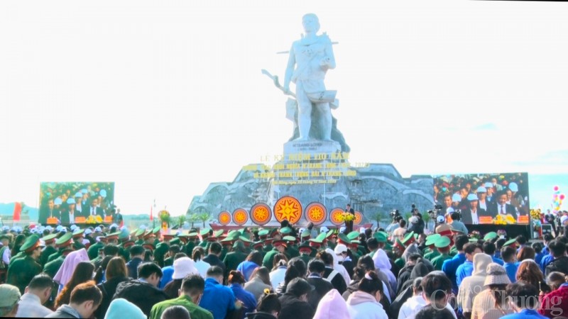 Kỷ niệm và khánh thành tượng đài người anh hùng N’Trang Lơng