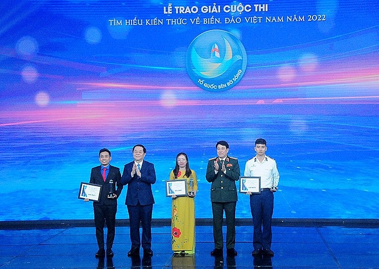 Chàng học viên trẻ viết tiếp tình yêu “Tổ quốc bên bờ sóng”