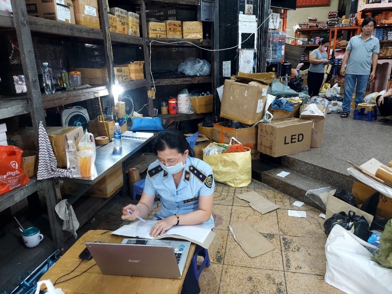 Tổng cục Quản lý thị trường đang kiểm tra Chợ bán phụ tùng xe máy lớn nhất phía Nam Tổng cục Quản lý thị trường đang kiểm tra Chợ bán phụ tùng xe máy lớn nhất phía Nam
