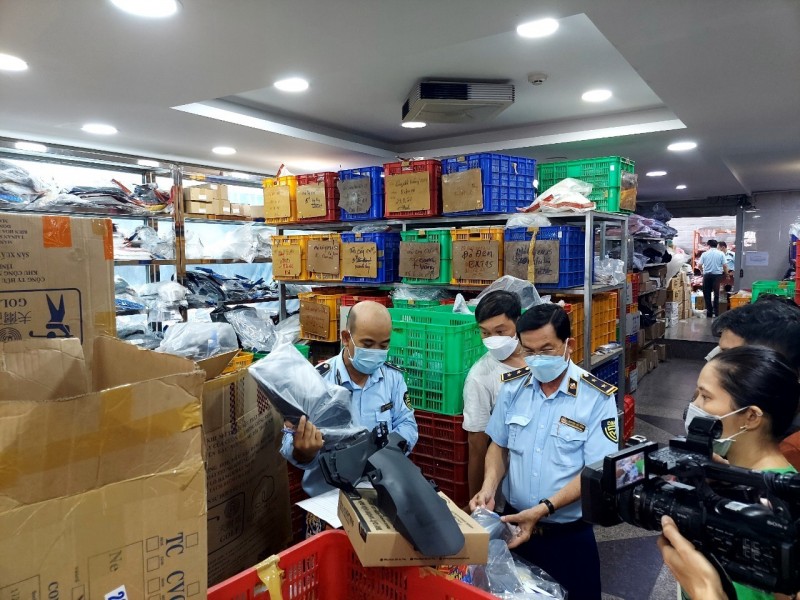 Tổng cục Quản lý thị trường đang kiểm tra Chợ bán phụ tùng xe máy lớn nhất phía Nam Tổng cục Quản lý thị trường đang kiểm tra Chợ bán phụ tùng xe máy lớn nhất phía Nam