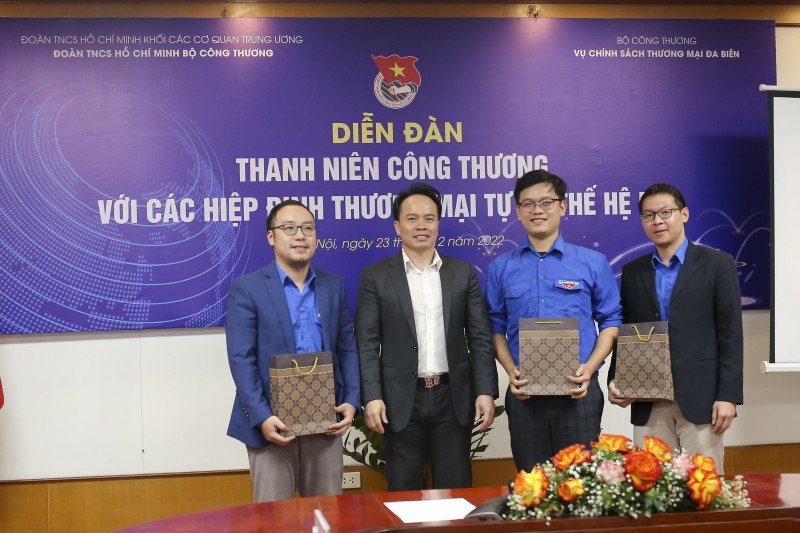 Trao quà cho những đoàn viên có thành tích cao nhất sau 3 phần chơi