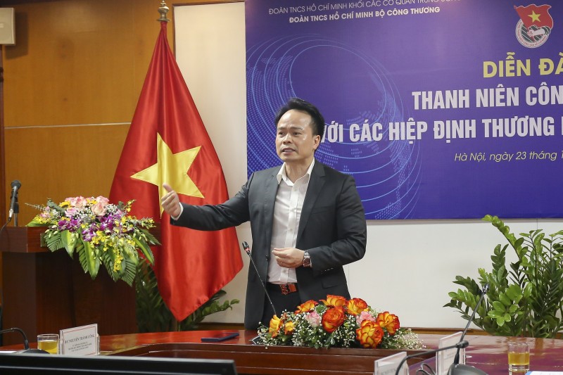 Ông Ngô Chung Khanh - Phó Vụ trưởng Vụ Chính sách thương mại đa biên chia sẻ với đoàn viên những câu chuyện thú vị và thực tiễn từ chính kinh nghiệm của mình khi tham gia các đoàn đàm phán FTA