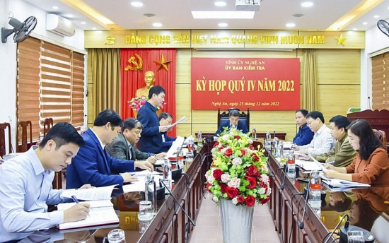 nghe an vi sao bi thu huyen uy ky son bi de nghi xem xet ky luat