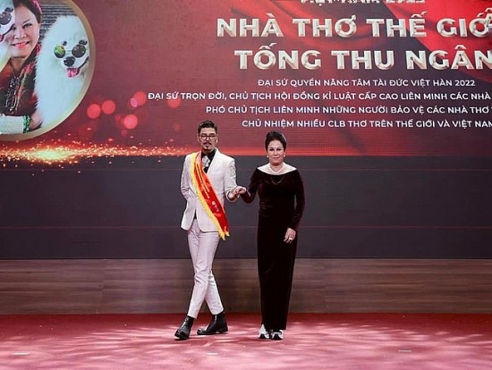 Xác minh vụ trao giải “nhà thơ thế giới” Tống Thu Ngân