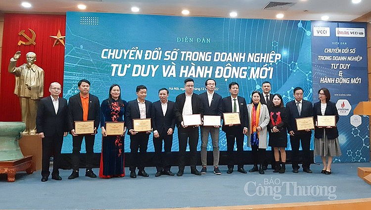 Trao chứng nhận Top Doanh nghiệp nền tảng số tiêu biểu 2022; Top Doanh nghiệp chuyển đổi số tiêu biểu 2022.