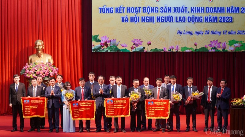 Các cá nhân, tập thể có thành tích xuất sắc trong năm 2022 được trao bằng khen và cờ thưởng luân lưu