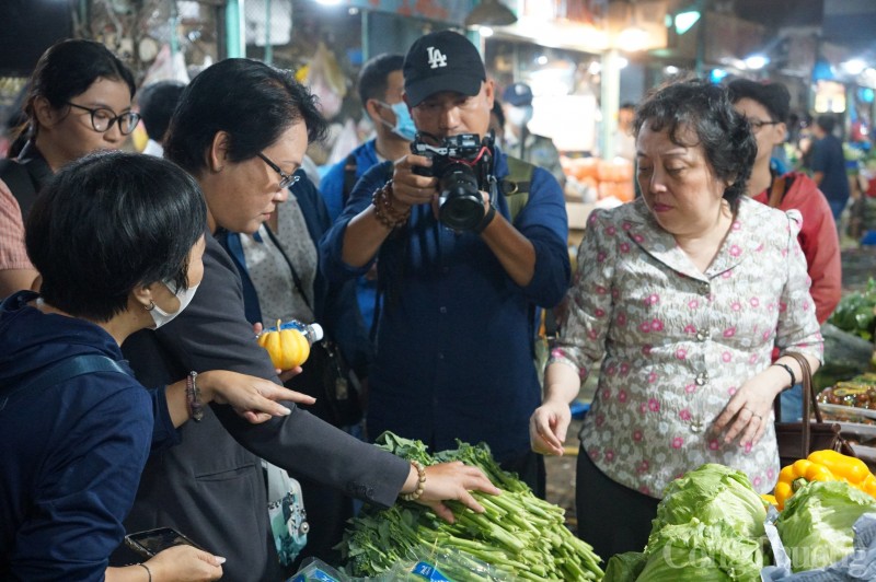 TP. Hồ Chí Minh kiểm tra an toàn thực phẩm tại các chợ đầu mối ngay trước Tết