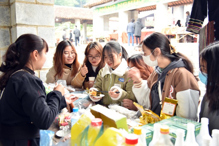 Trải nghiệm Chợ phiên vùng cao ngày Tết tại Làng Văn hóa