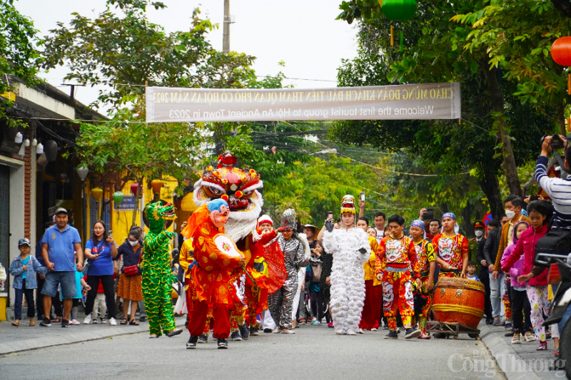 Đoàn du khách quốc tế 