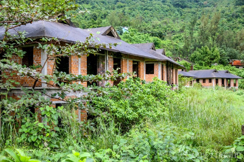 Cận cảnh loạt biệt thự hoang tàn trên 14ha