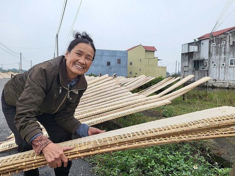 Bà Trì vui vẻ cho biết, dù dịp Tết làm quần quật rất vất vả nhưng bù lại tiền công được tăng lên.