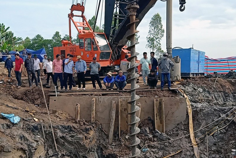 Chốt phương án cứu hộ bé trai rơi xuống trụ bê tông, điều cẩu loại lớn vào hiện trường