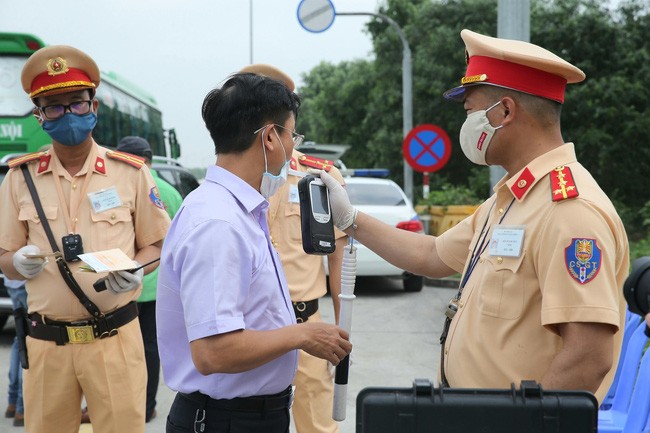 Cán bộ, viên chức vi phạm nồng độ cồn phải thông báo về cơ quan đơn vị xử lý