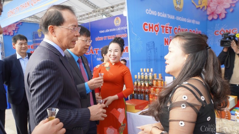 Rộn ràng chợ tết Công đoàn nơi đất mỏ Quảng Ninh Rộn ràng chợ Tết Công đoàn nơi đất mỏ Quảng Ninh